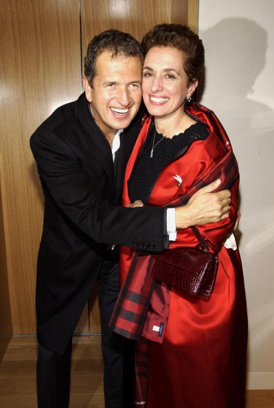 Mario Testino & Rose Marie Bravo carrying a Darby Scott Iconic Necklace Handbag